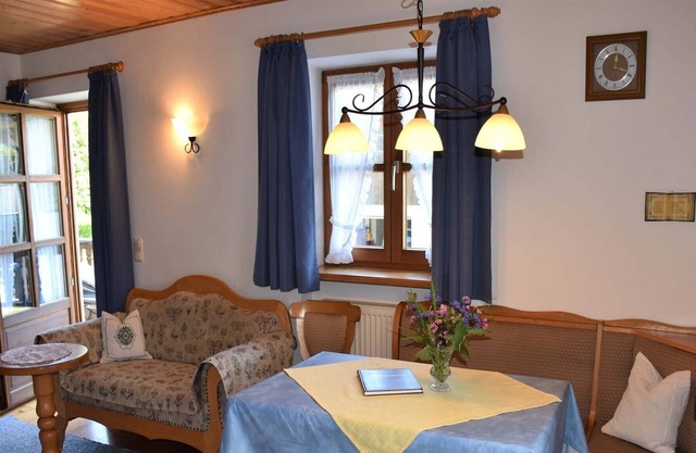 Nr. 2 Ferienwohnung 32 qm Obergeschoss, Wohnraum mit Essecke, Sep. Schlafzimmer