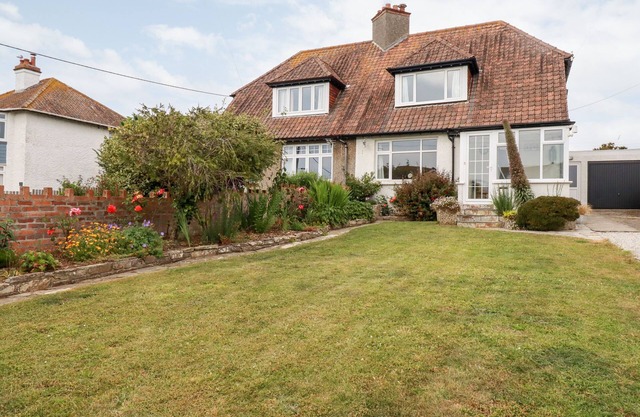NUMBER 37, pet friendly, country holiday cottage in Bude