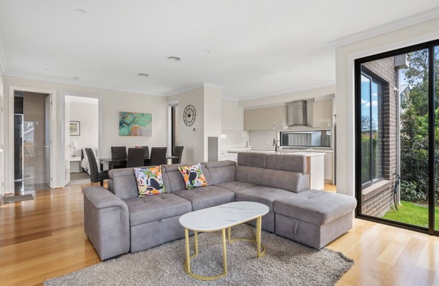 Nunawading U2 Townhouse 4BR near Box Hill Wifi Parking