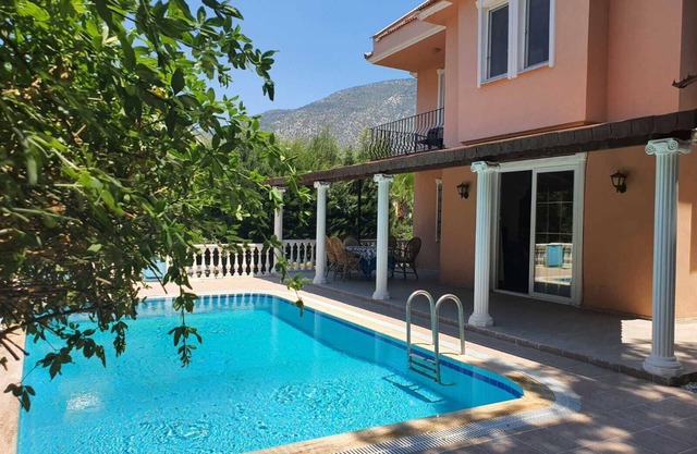nVilla Christing: Cozy Private Villa with Pool in Central Location