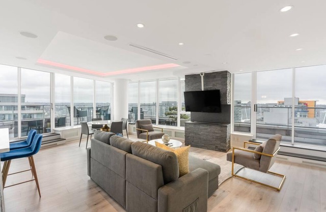 NY Style Penthouse with Private Hot Tub