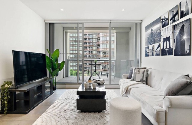 NYC-Style Docklands | Luxe 2BR w/Pool, Gym & Views