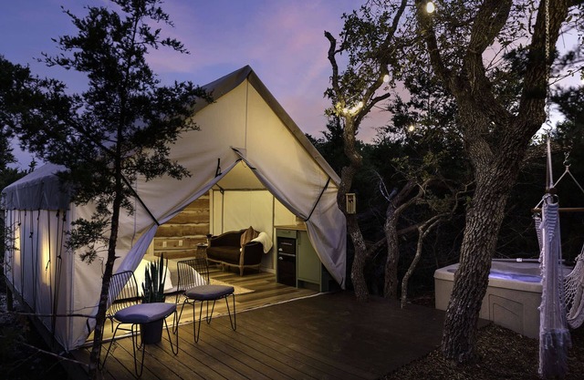 Oak Retreat Glamping With Private Hot tub!