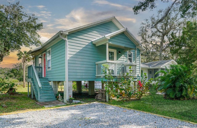 Oak St Oasis |5-minutes to historic Downtown!