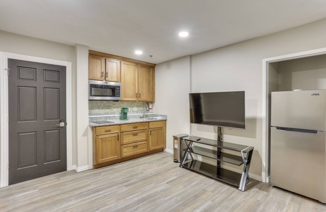 Oakland City Apartment: Close to Dtwn