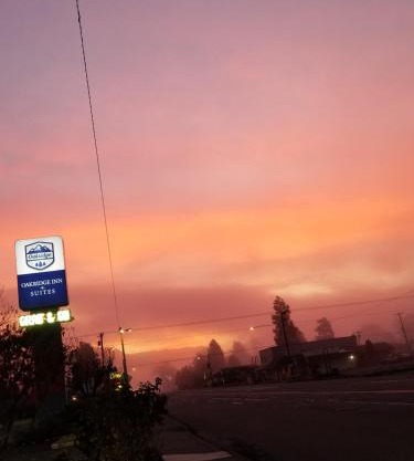 Oakridge Inn & Suites