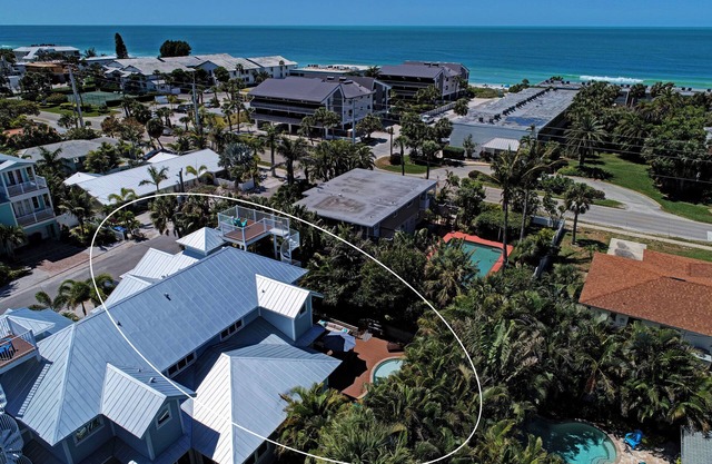Oasis by the Beach Steps to the beach, beach gear, bikes, ping pong table, heated pool with spa, free highspeed WiFi