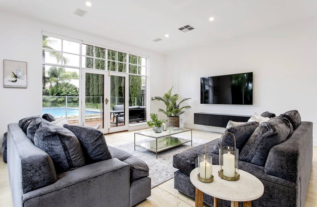 Oasis - Luxe living, with pool/walk to cafes