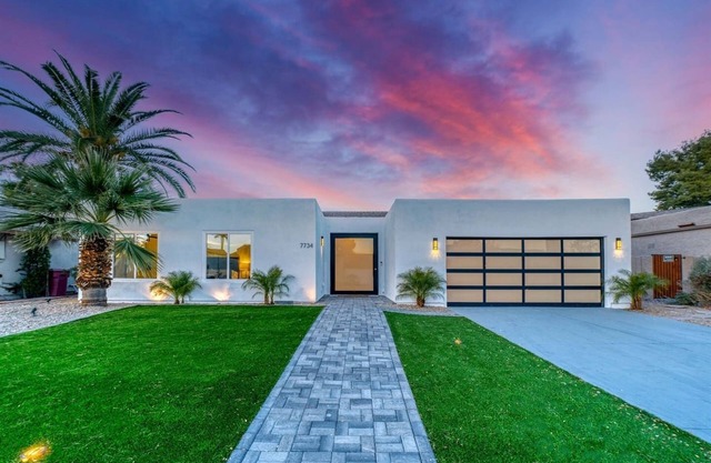 Oasis w Pool, Hiking, Fireplace, Outdoor Living!