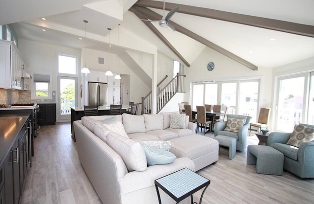 Ocean Block Spacious 5-bedroom house with WiFi and AC in Beach Haven