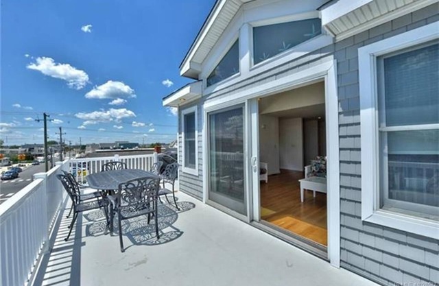 Ocean Block. Surf City. Single family. Rooftop Deck. Beach Badges. WIFI. 136906