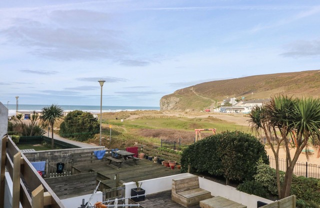 OCEAN BLUE, family friendly, country holiday cottage in Porthtowan