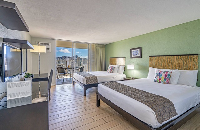 Ocean-Diamond Head Waikiki Condo at Island Colony Short Walk to the Beach