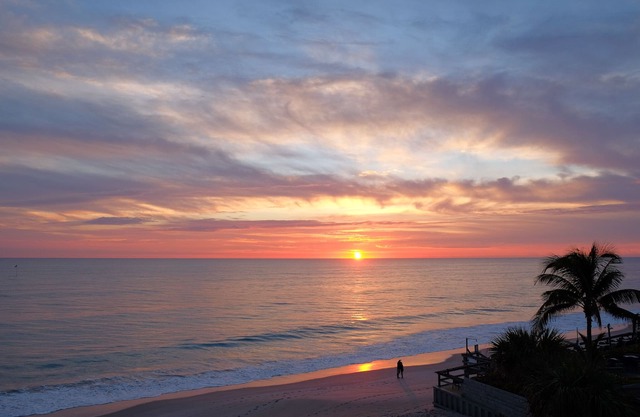 Ocean Drive Oasis in Vero Beach - 2br/2ba - mere steps to everything!