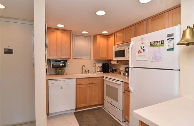 OCEAN FRONT CONDO. ENJOY YOUR MORNING COFFEE SITTING ON YOUR PRIVATE BALCONY WATCHING THE SUNRISE.