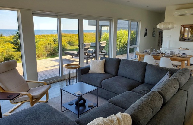 Ocean Front, Modern Cottage With Access To Cove- Minutes to Victoria By The Sea