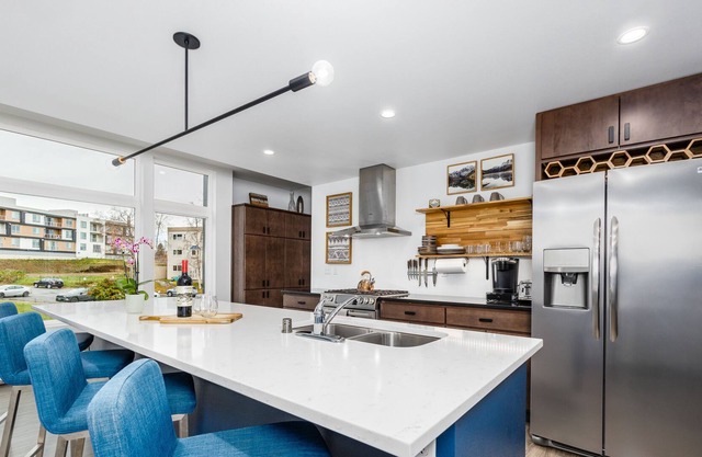 Ocean & mountain-view townhome with heated garage & fireplace - dog-friendly