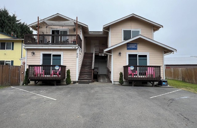 Ocean Shores studio with kitchenette-minutes from beach-Anchor Ashore Condo #3