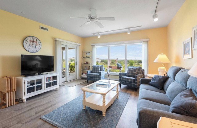 Ocean Sunrise: Ground Level Condo, Golf Course & Ocean Views, Community Pool