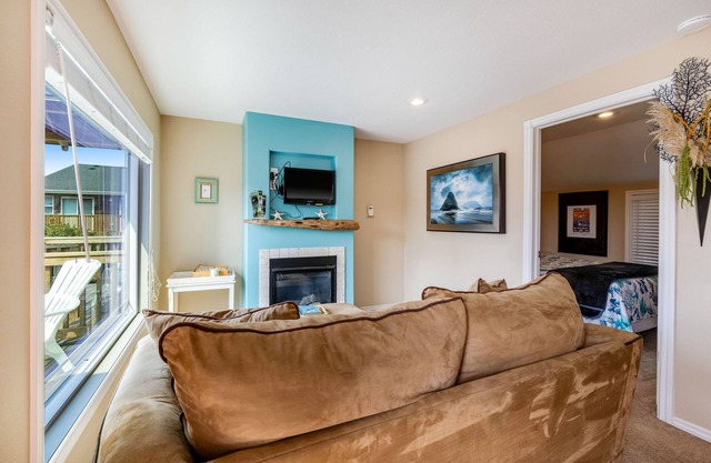 Ocean-view cabin with deck & beach access - dog-friendly