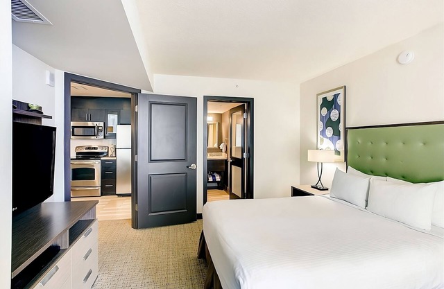 Ocean View Getaway in Virginia Beach! Outdoor Swimming Pool, Kitchenette!