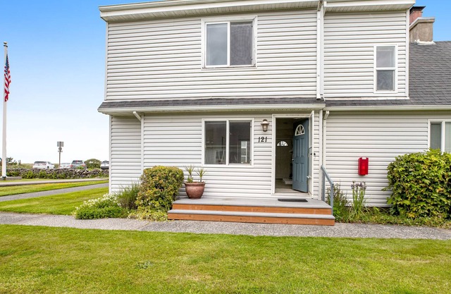 Ocean-view getaway with a heated pool & fireplace - walk on the beach