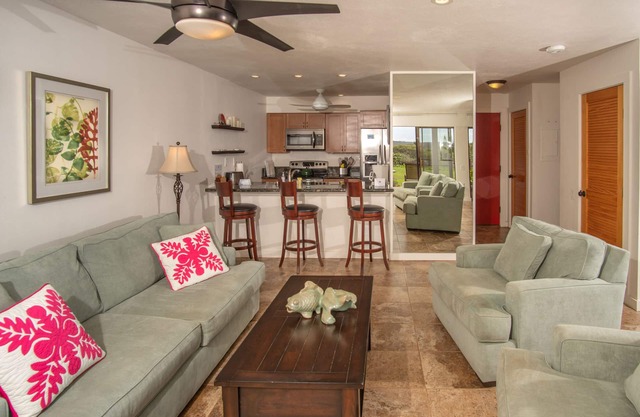 Ocean View, Ground-Floor Condo w/Lanai & Shared Hot Tub/Pool - Walk to Beach