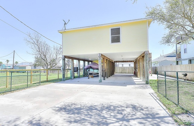 Ocean-view home with fast WiFi, central AC, and private washer/dryer