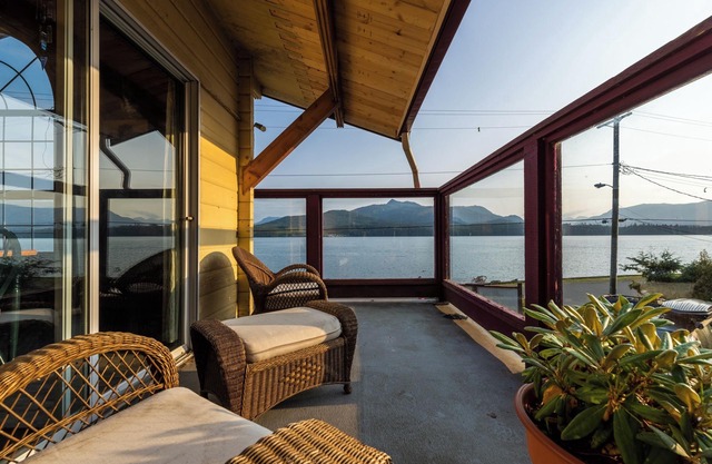 Ocean View Log Lodge with queen bed. Hot breakfast included.
