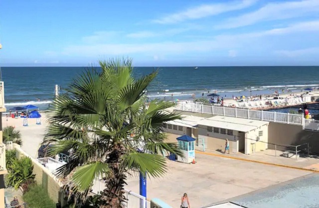 Ocean View Studio! Best Location on the Beach!