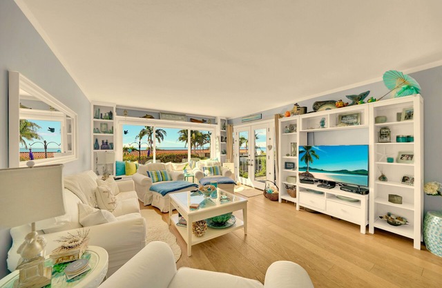 Ocean Views! 2 Bedroom Beauty - Walk to Beach! - Moss Street Vistas!