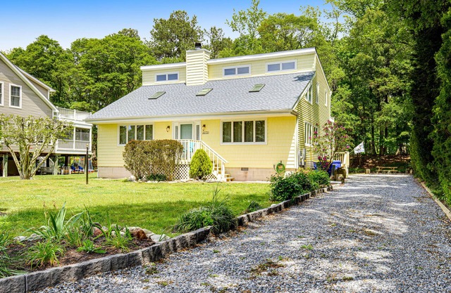 Ocean Way Estates retreat with large upper deck & enclosed patio - dog-friendly