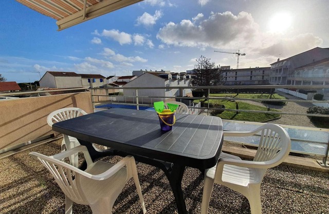 Oceanfront 3-Room Apartment, Sleeps 7 - Pool, Parking, Balcony, Near Beach - Saint-Hilaire-de-Riez