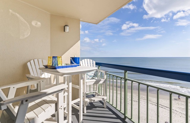 OCEANFRONT- 2 Owner Suites -Spacious, Clean and Bright-Walking distance to Pier