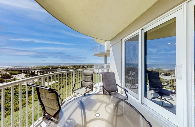 Oceanfront, 2nd-Floor Condo with Balcony, HDTVs, WiFi, AC & Shared Pool