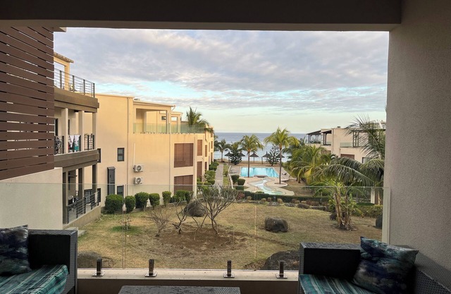 Oceanfront 3-bedroom condo with AC in Flic en Flac beach