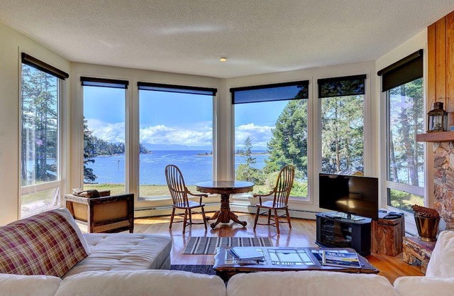 Oceanfront 3 Bedroom home with Stunning Views
