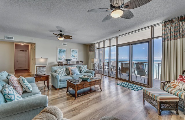 · Oceanfront 5 BR, Huge Kitchen, W&D, Pools, Spa & More!