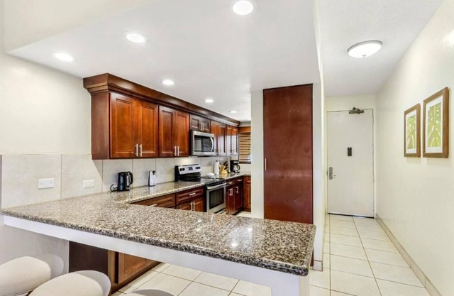 Oceanfront balcony, 40 ft to ocean, 2 bed, 2 bath, remodeled! 3/8-3/15/2025!