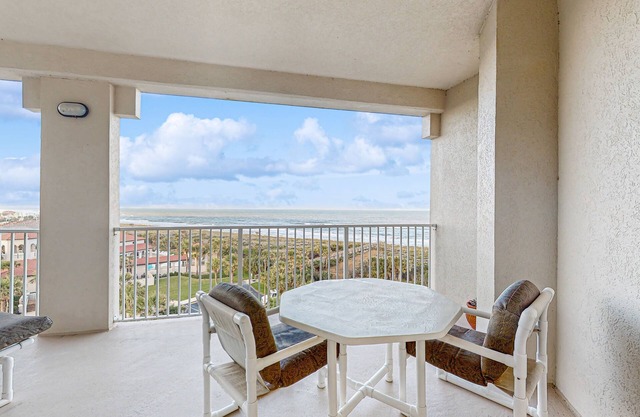 Oceanfront condo & WiFi- snowbirds OK!