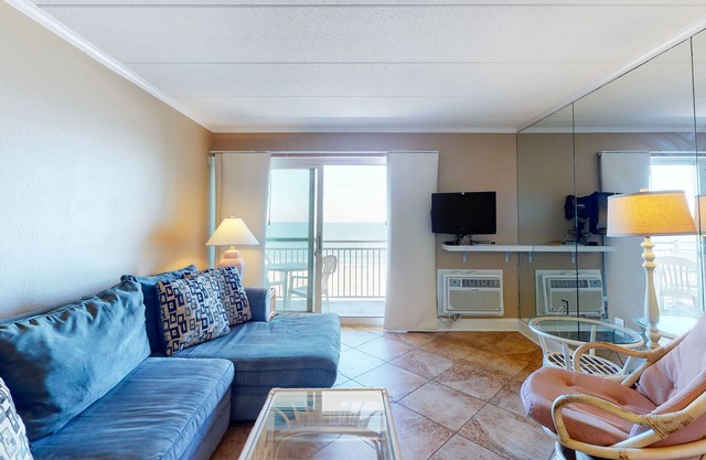 Oceanfront Condo with Balcony, Gorgeous Views, Washer/Dryer & Free WiFi