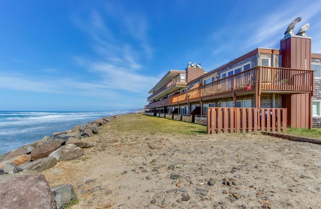 Oceanfront condo with easy beach access and amazing views