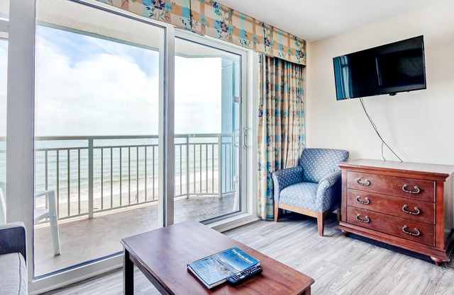 Oceanfront Escape - Central AC, WiFi, Shared Hot Tub, Pools & Lazy River