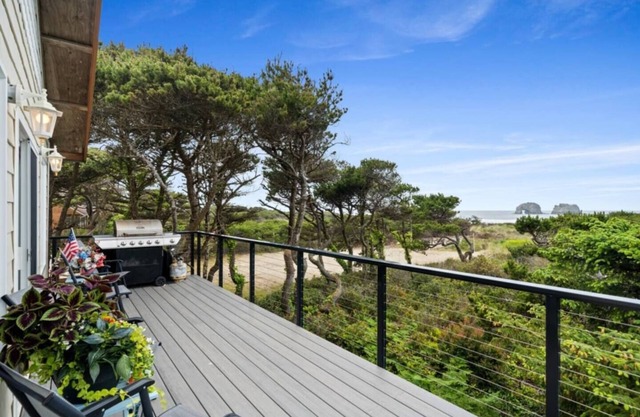 Oceanfront Family Cabin *4 BR* *Wrap-Around Deck*