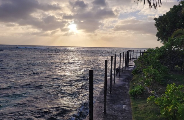 Oceanfront Gold Coast Hideway at the Foot of Diamond Head