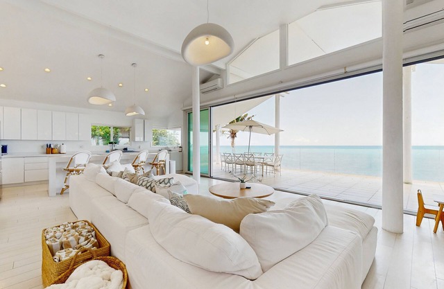 Oceanfront home with wrap around lanai, private sauna, beach access & WIFI