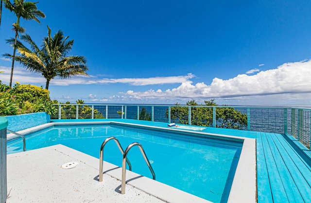 Oceanfront in Hilo Hale Kai Suites - Moana Room - King Bed, Private Bathroom