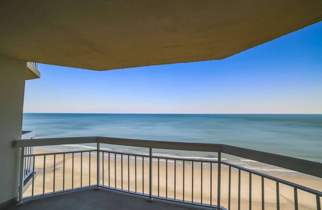 Oceanfront, Incredible Water's Edge Views with Free Water Park, Pirates Voyage & More Every Day! WE9