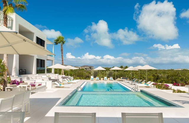 Oceanfront & Infinity Pool View! Free Breakfast now 'til end June!