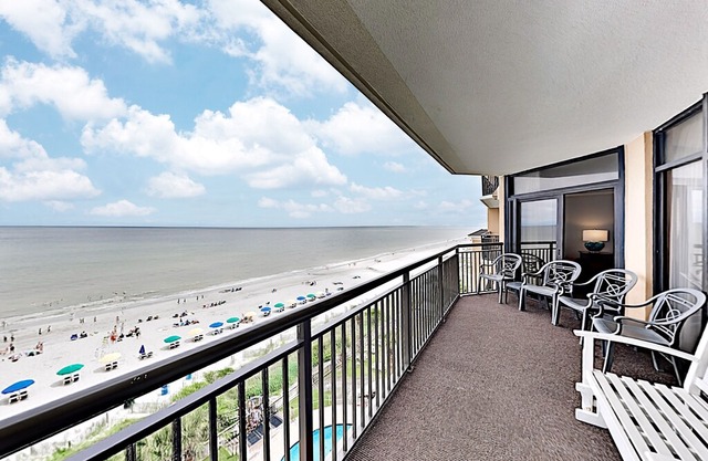 Oceanfront Island Vista Condo: Resort Pools, On-Site Dining & Tiki Bar
